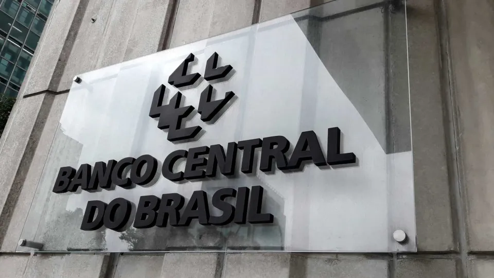 Banco Central anuncia primeira intervenção no câmbio em 2025