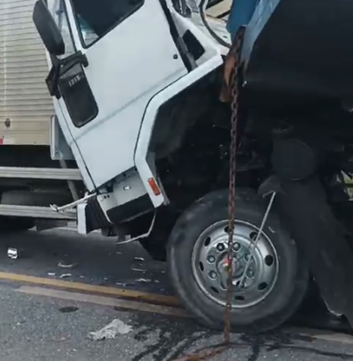 Acidente entre dois caminhões e três carros deixa feridos na BR-230, em Assunção, PB