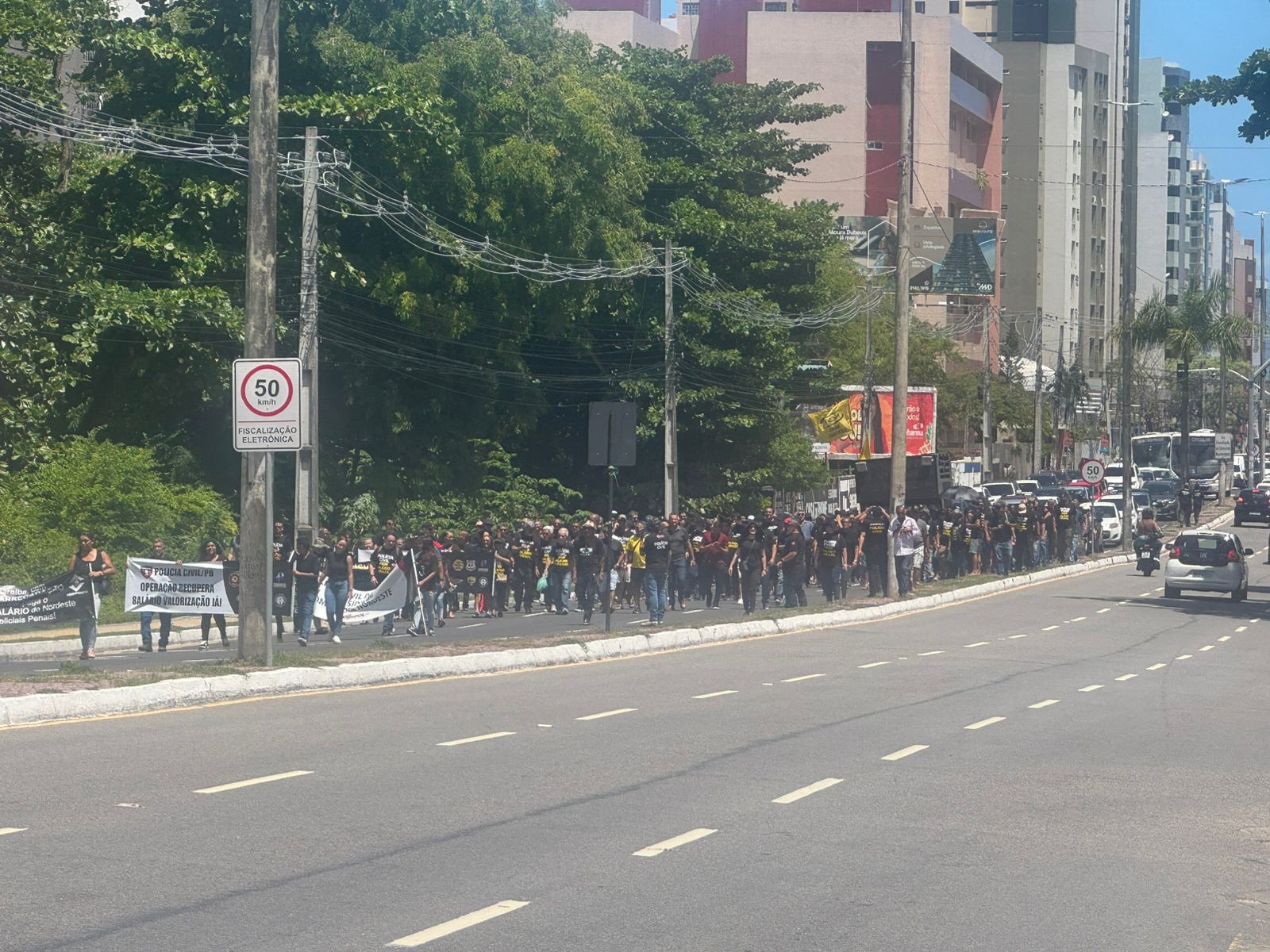 Policiais civis, penais e militares realizam protesto na Avenida Epitácio Pessoa, em João Pessoa