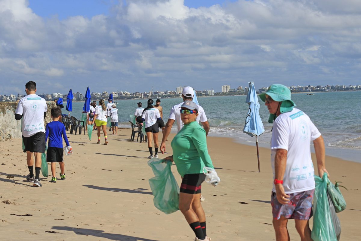 Caminhada ecológica mobiliza voluntários para limpeza da praia do Bessa