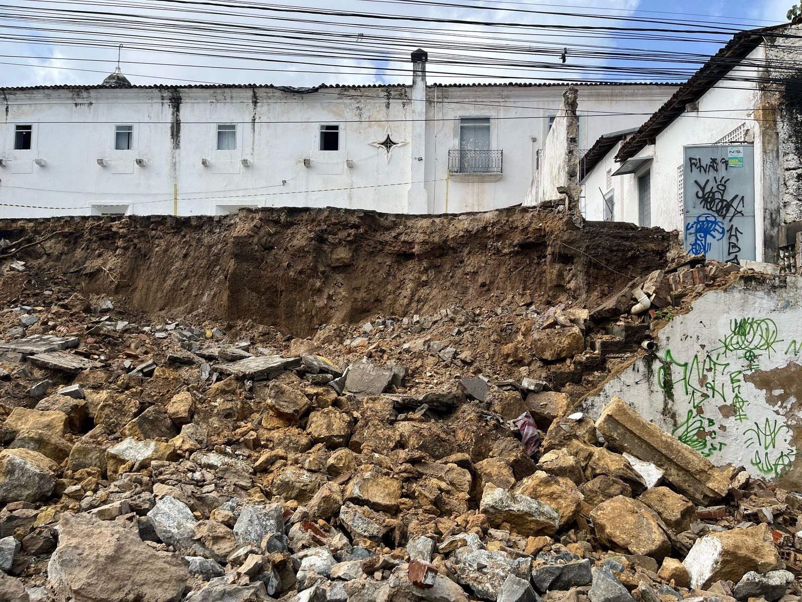 Reunião define medidas para reconstrução do muro do Mosteiro de São Bento após desabamento